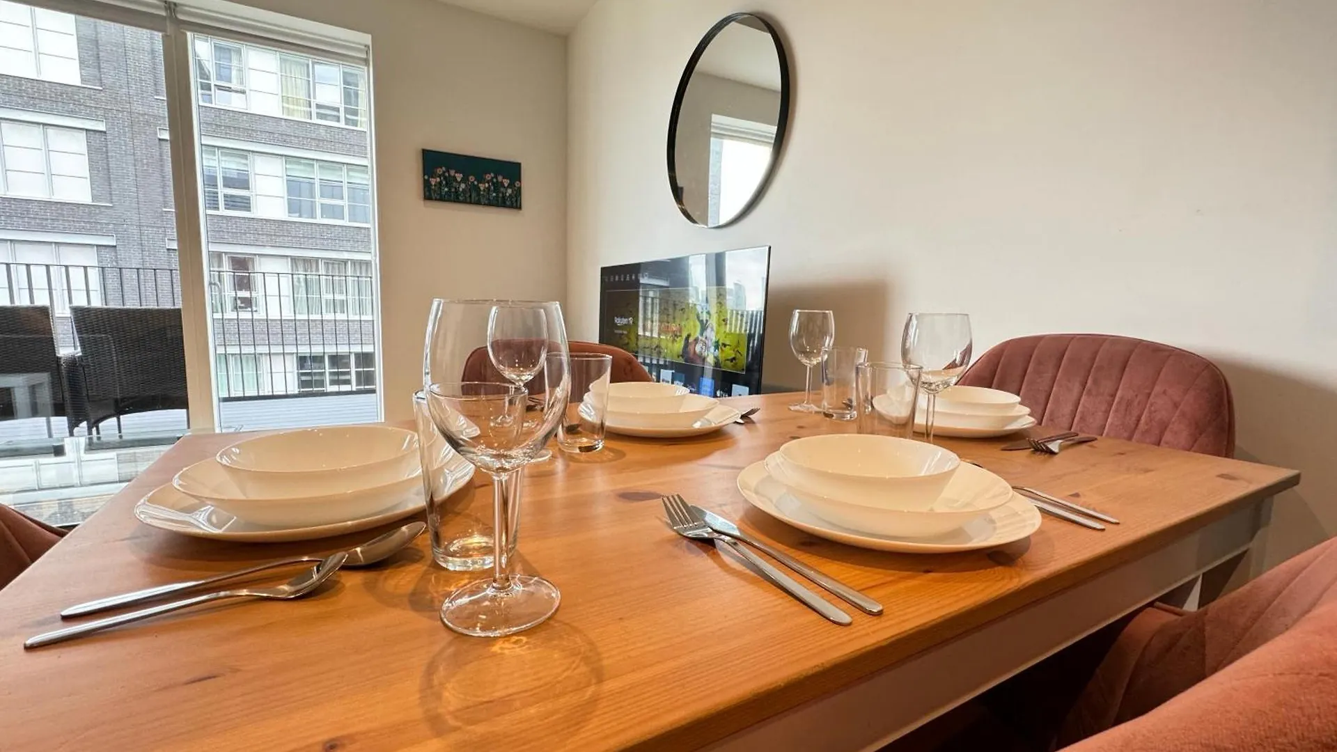 London Luxury Flat With Balcony, River View, O2 Arena, Excel, Canary Wharf, Station Apartment