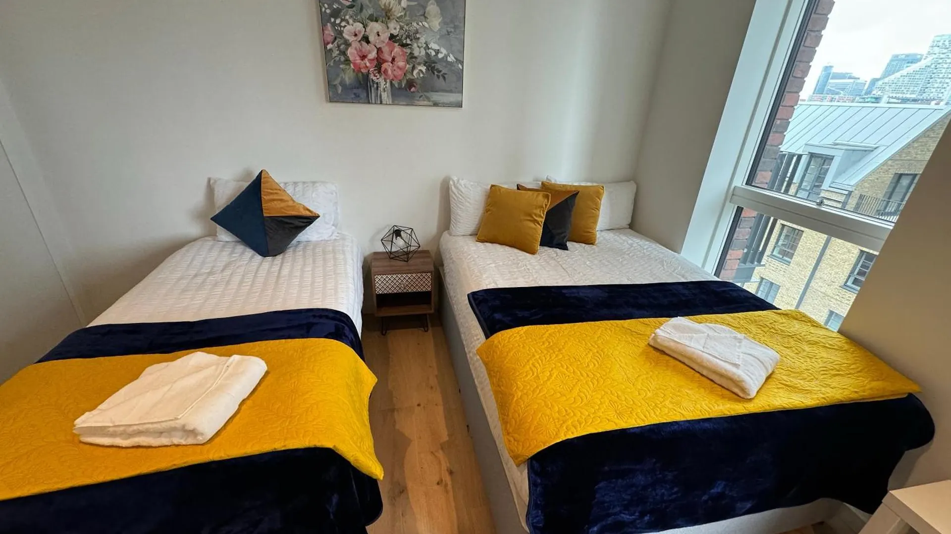 London Luxury Flat With Balcony, River View, O2 Arena, Excel, Canary Wharf, Station Apartment