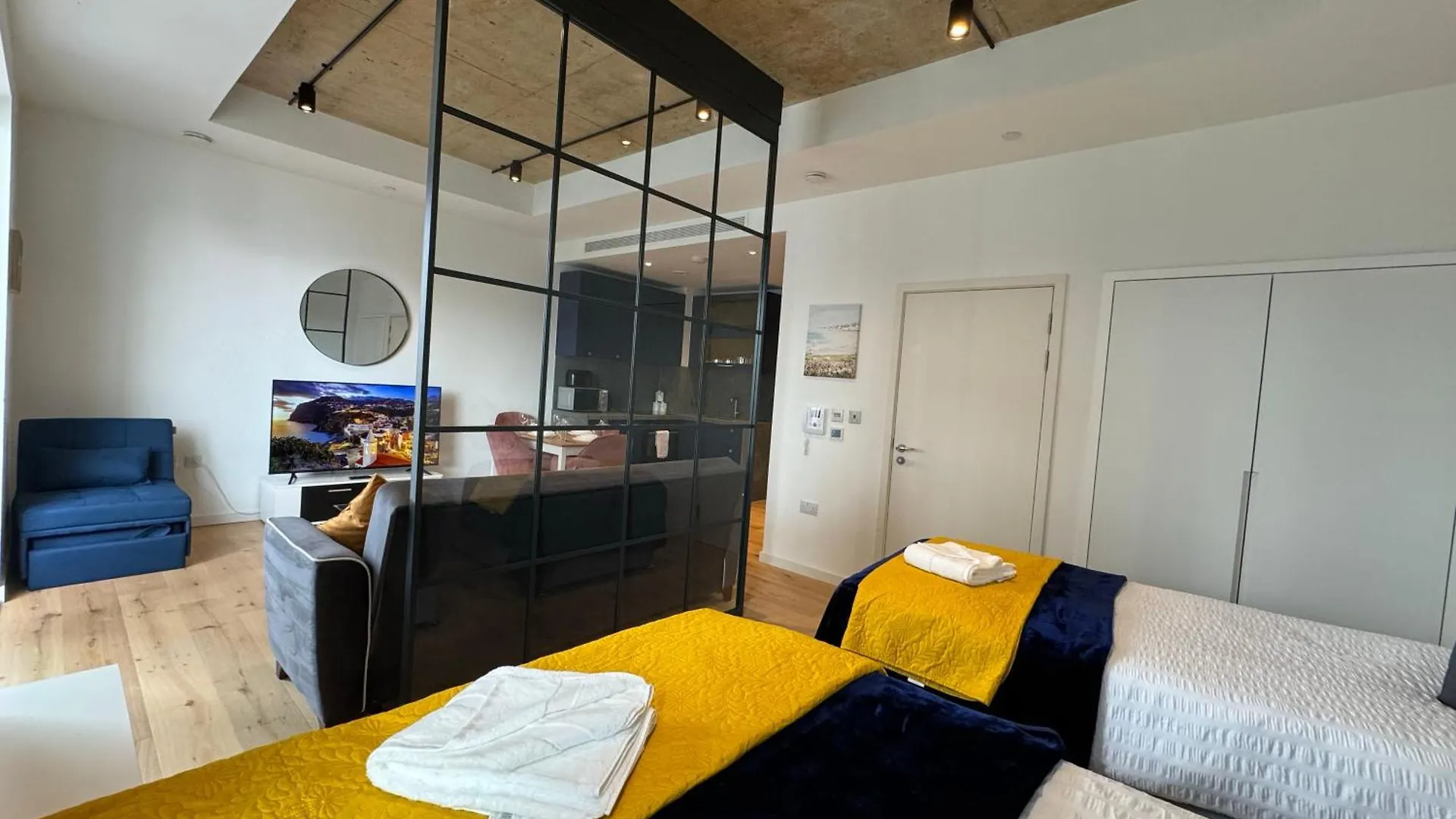 London Luxury Flat With Balcony, River View, O2 Arena, Excel, Canary Wharf, Station Apartment