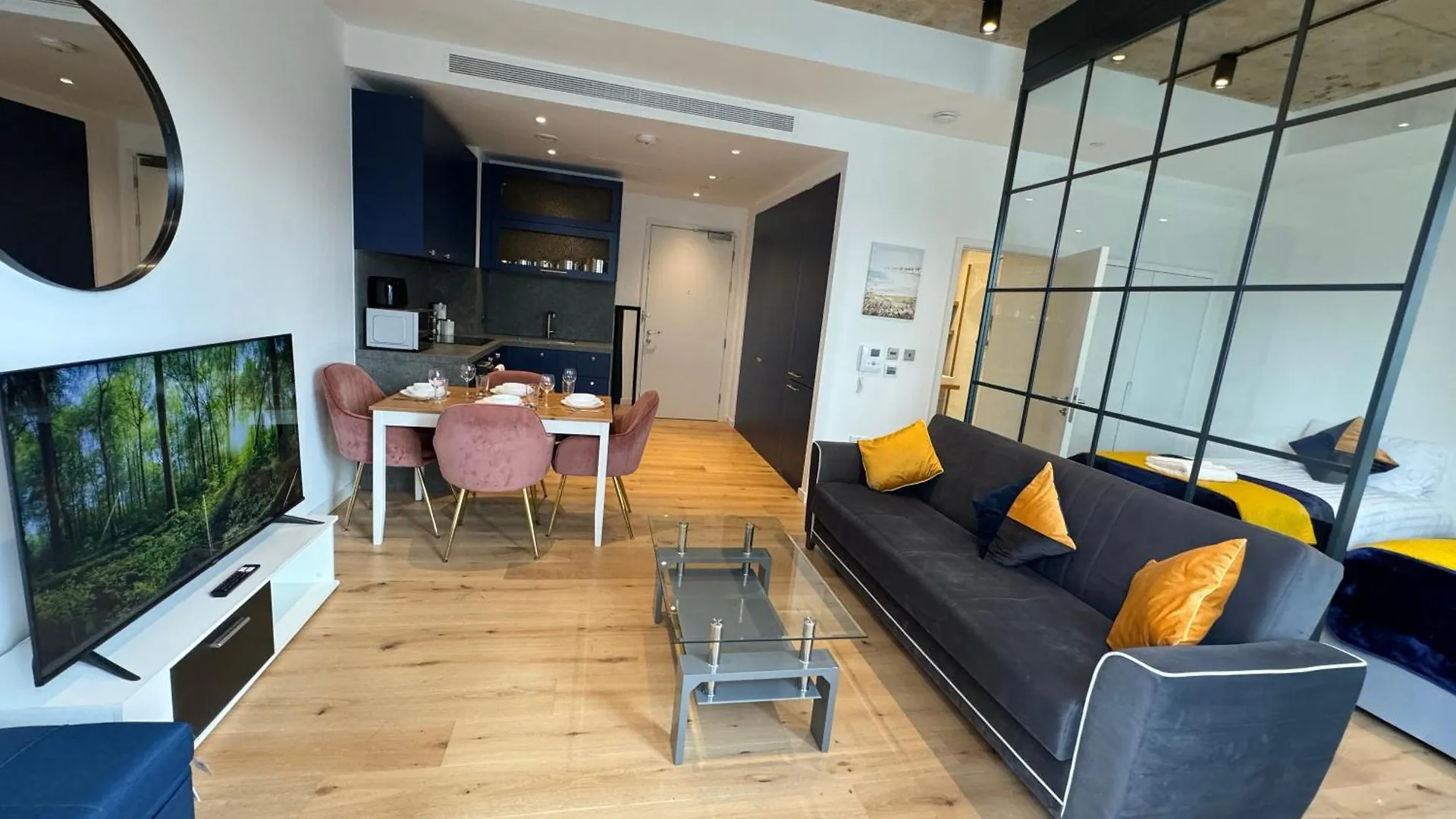 London Luxury Flat With Balcony, River View, O2 Arena, Excel, Canary Wharf, Station Apartment