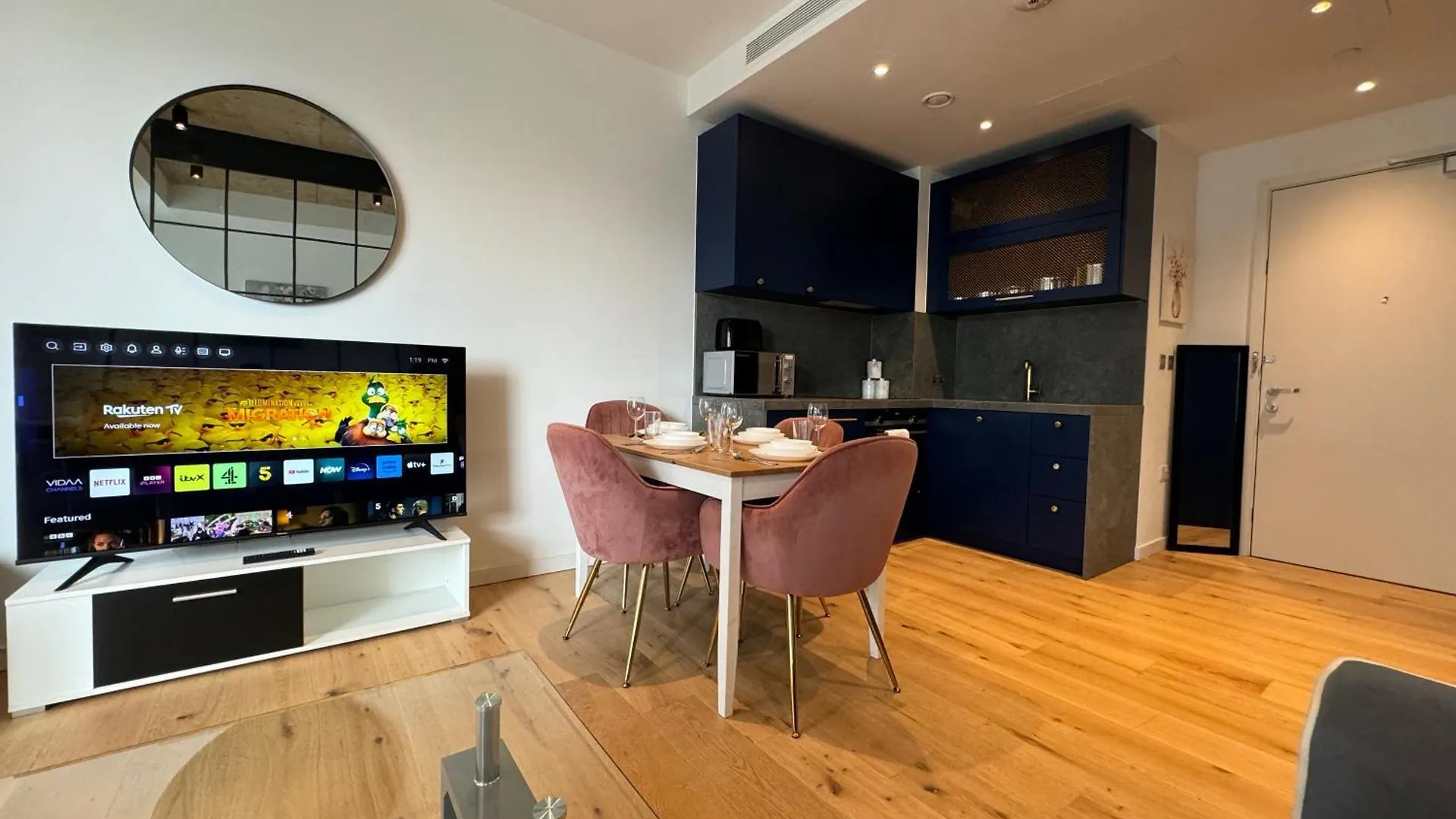 London Luxury Flat With Balcony, River View, O2 Arena, Excel, Canary Wharf, Station Apartment