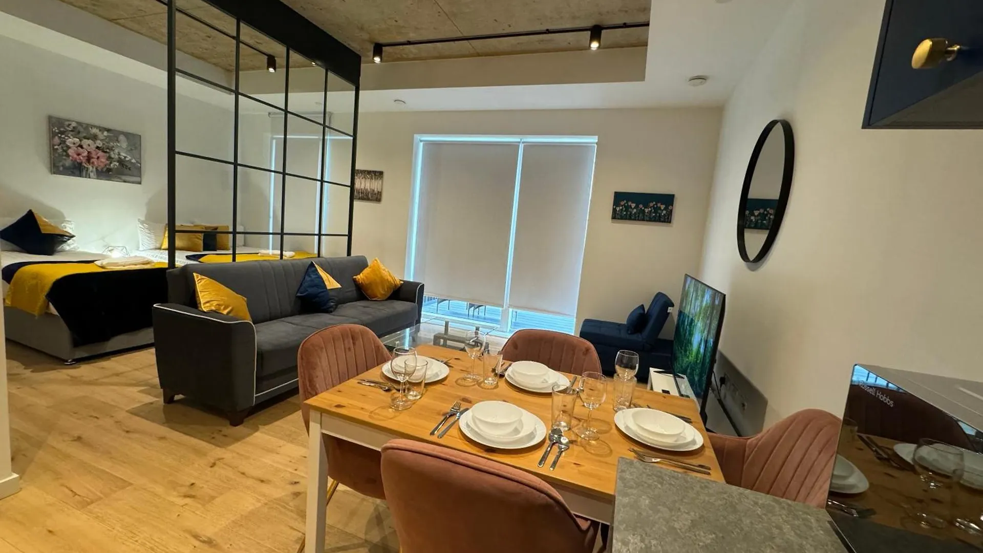 London Luxury Flat With Balcony, River View, O2 Arena, Excel, Canary Wharf, Station location