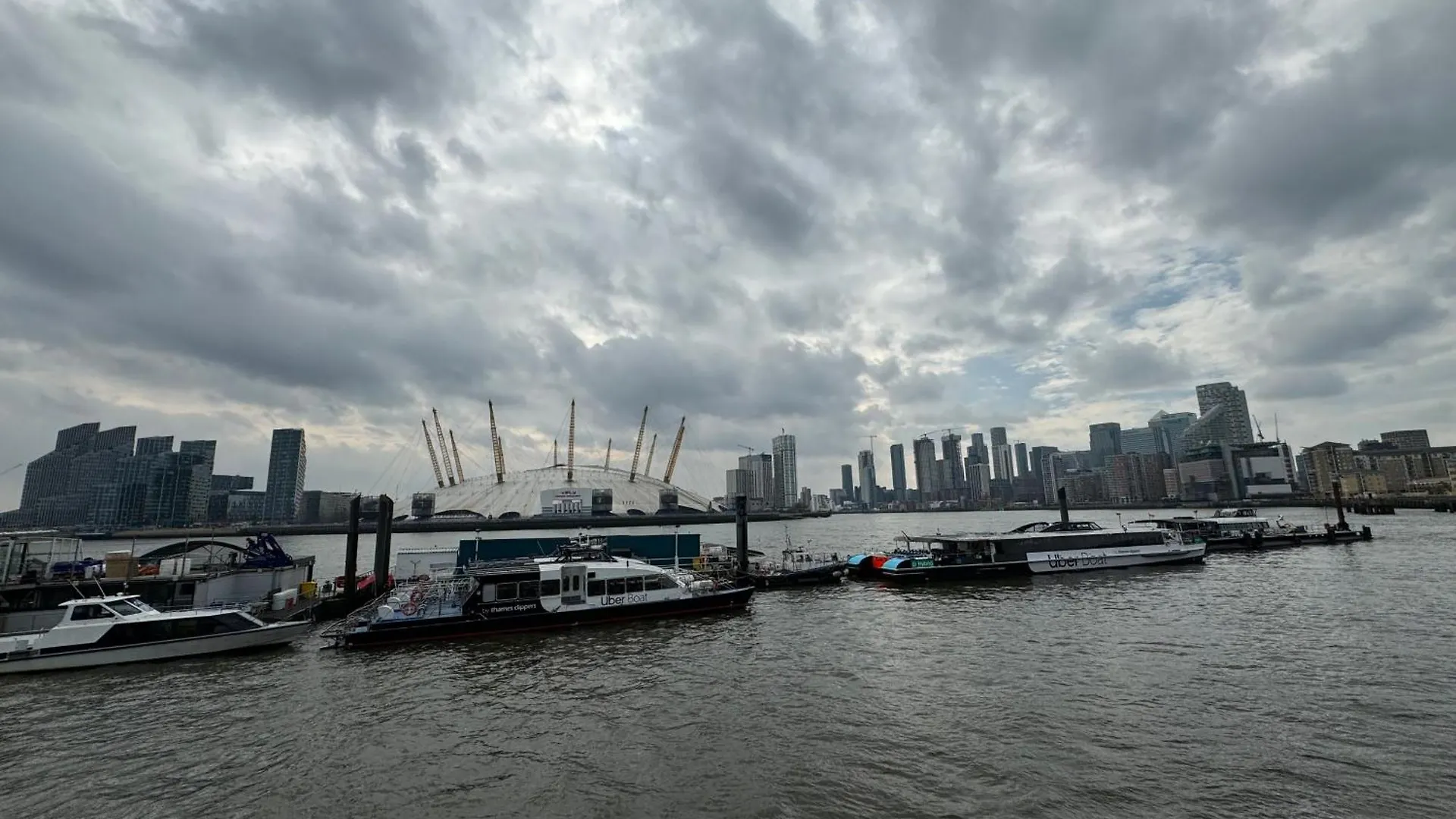 London Luxury Flat With Balcony, River View, O2 Arena, Excel, Canary Wharf, Station Apartment